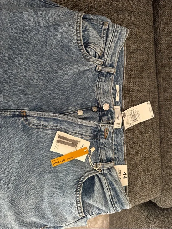 Women’s Light Wash Jeans - Classic Straight Fit - Picture 3 of 4